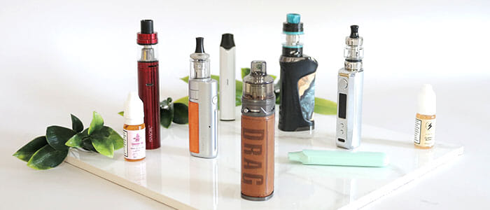 Cigarettes électroniques et flacons de e-liquide